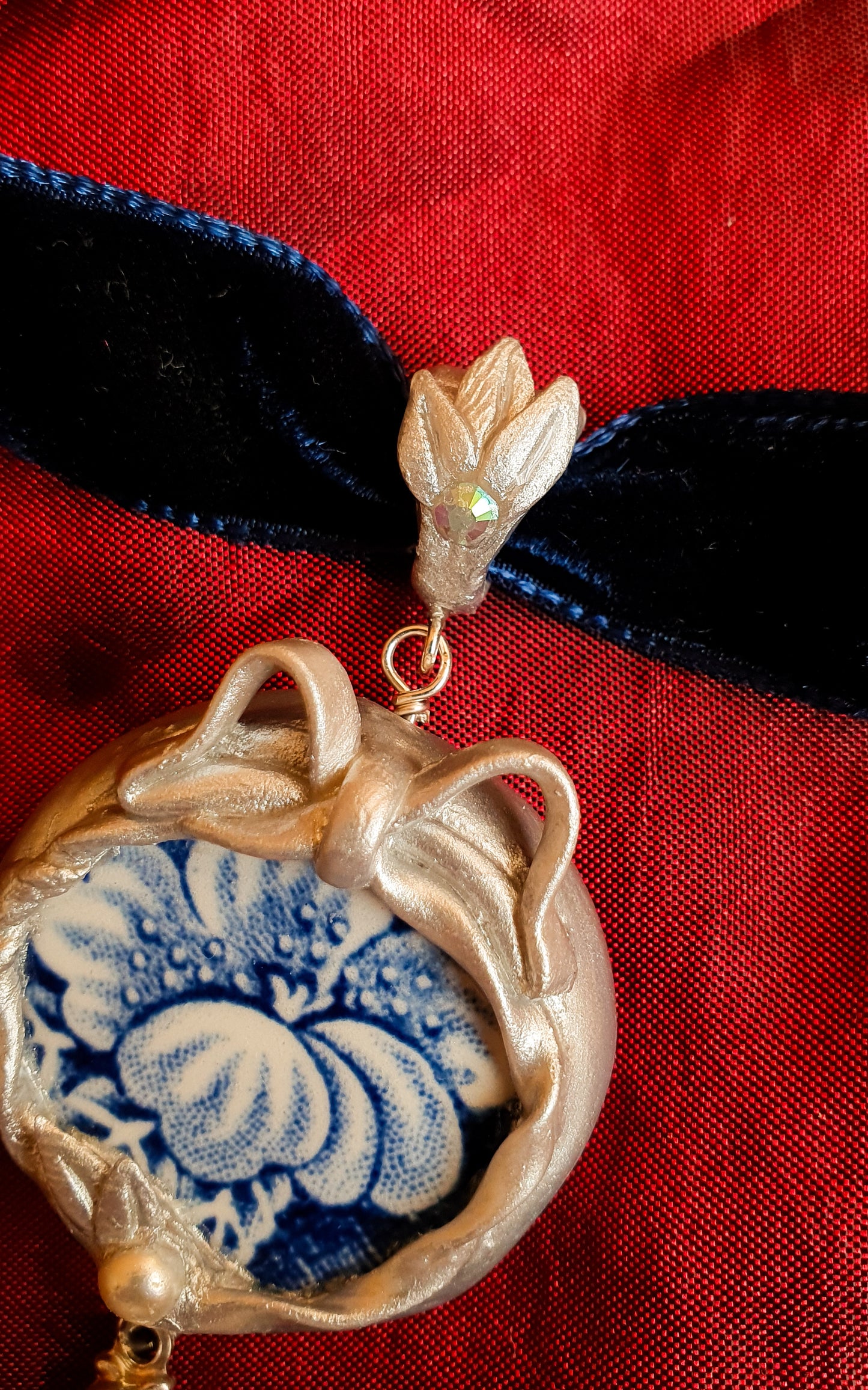 "Ladybug" velvet ceramic necklace